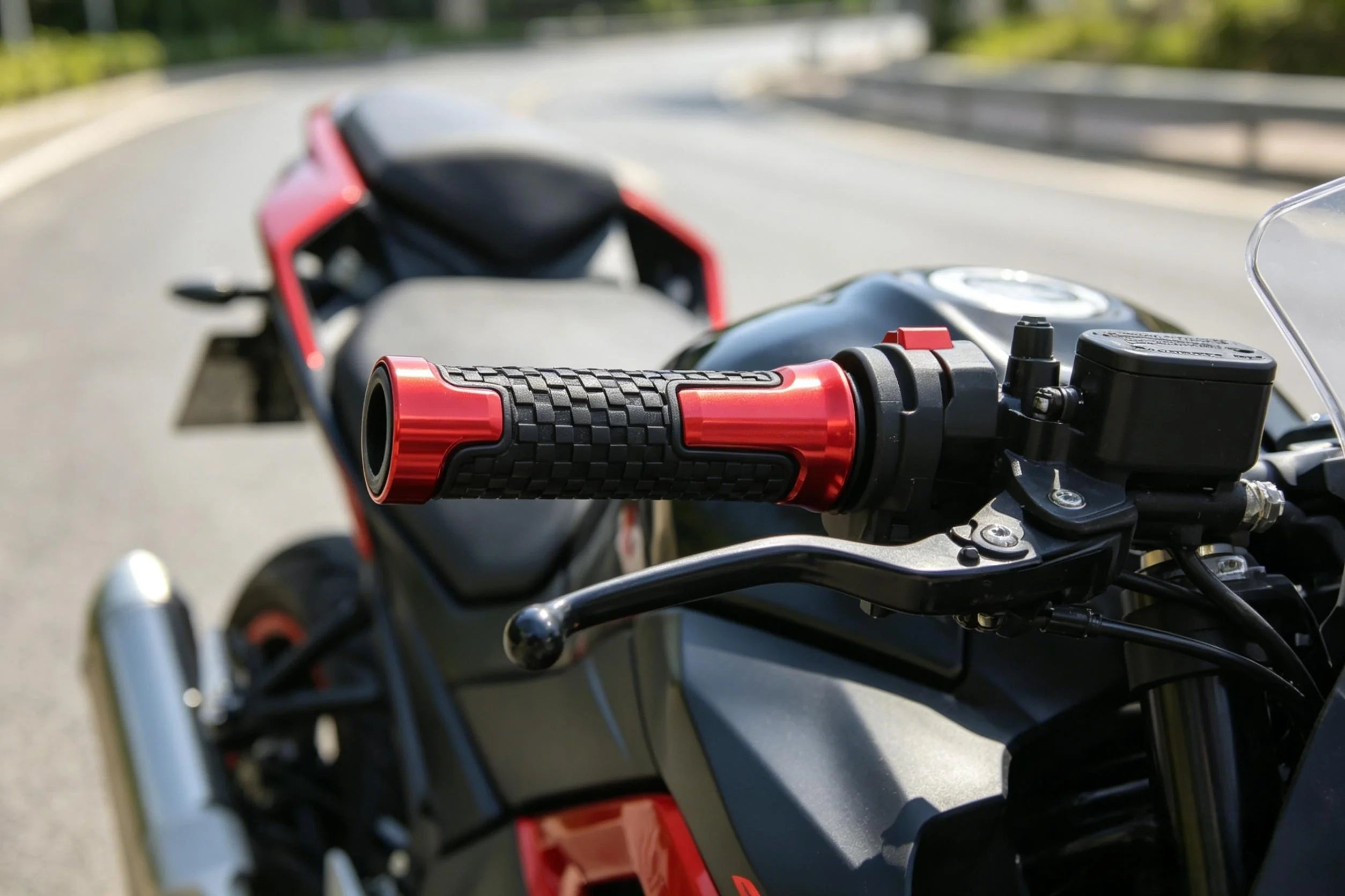 Harley-Davidson CNC Aluminum Alloy Motorcycle Handlebar Grips 7/8" Left 22mm Right 24mm Non-Slip Ergonomic Rubber Grips for Harley Softail Low Rider ST FXLRST FXRST Breakout Touring CVO 117 – 8 Colors (1 Pair)