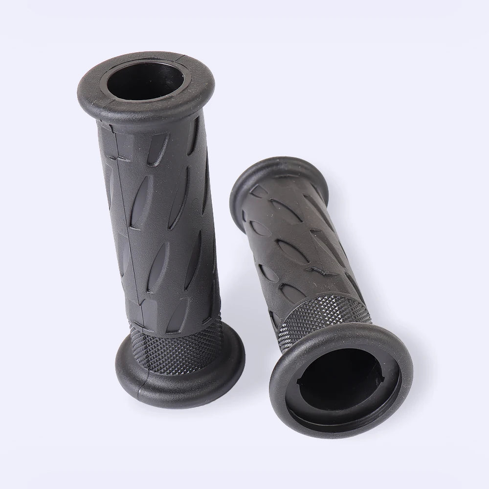 Triumph Bonneville Motorcycle Handlebar Grips 22mm 28mm High Quality Rubber Striped Non-Slip Shockproof Handle Bar Grip Cover for Bonneville Bobber T100 T120 Speedmaster Thruxton 1200 Euro 5 – Black (1 Pair)