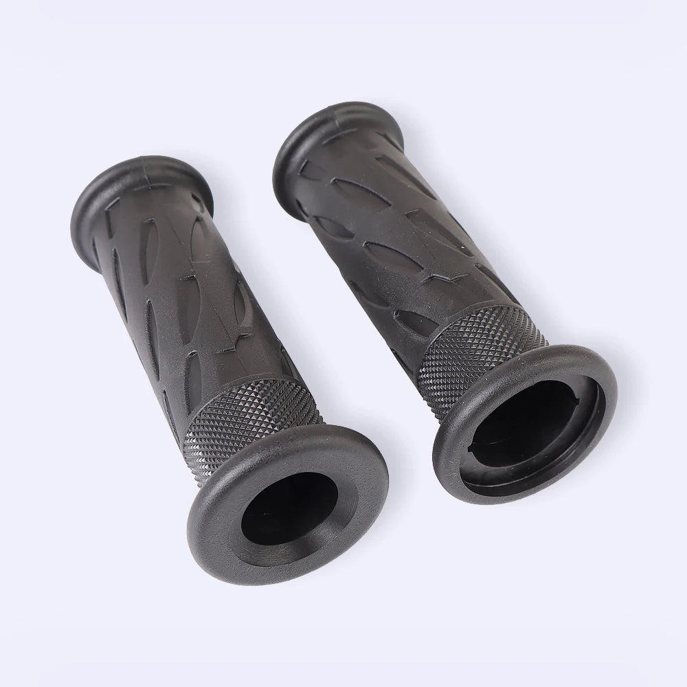 Triumph Bonneville Motorcycle Handlebar Grips 22mm 28mm High Quality Rubber Striped Non-Slip Shockproof Handle Bar Grip Cover for Bonneville Bobber T100 T120 Speedmaster Thruxton 1200 Euro 5 – Black (1 Pair)