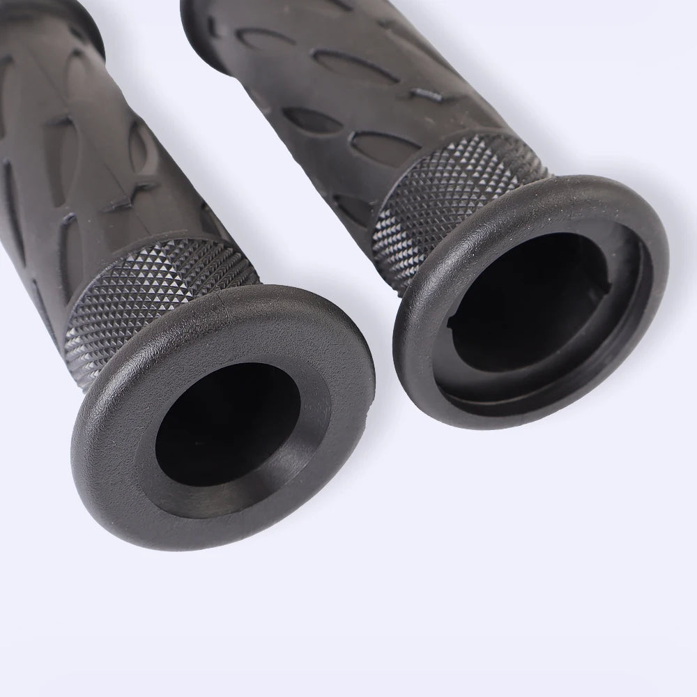 Triumph Bonneville Motorcycle Handlebar Grips 22mm 28mm High Quality Rubber Striped Non-Slip Shockproof Handle Bar Grip Cover for Bonneville Bobber T100 T120 Speedmaster Thruxton 1200 Euro 5 – Black (1 Pair)